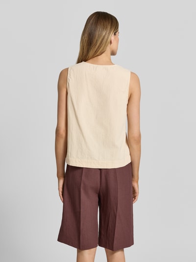 Frauenmodel trägt Top mit Rundhalsausschnitt von Soyaconcept aus Reine Baumwolle, Gerader-Schnitt, Modell CISSIE, Rückenlänge bei Größe S 56 cm, Ganzkörperansicht Rückansicht.