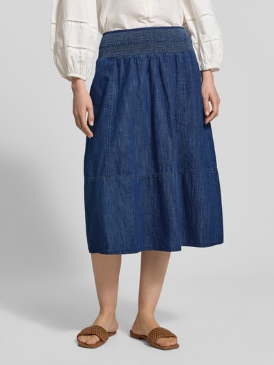 Frauenmodel trägt Jeansrock mit elastischem Bund Modell 'Ropini' von OPUS aus reiner Baumwolle, A-Linie, Midirock, Nahaufnahme Unterkörper.