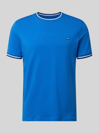 Produktfoto, T-Shirt mit Kontraststreifen und Rundhalsausschnitt von Christian Berg Men, Blau mit weißen und dunkelblauen Details, Baumwoll-Elasthan-Mix, Regular Fit, dezente Struktur auf glatter Oberfläche, Rückenlänge bei Größe M 71 cm.