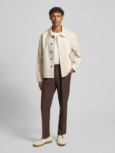 Męski model nosi Regular Fit Hemdjacke aus Leinen-Baumwoll-Mix Modell 'LEWIS' od SELECTED HOMME, jasnobeżowa, jednolita, kieszenie z patką, materiał o fakturze flammgarn, widok całej sylwetki z przodu.