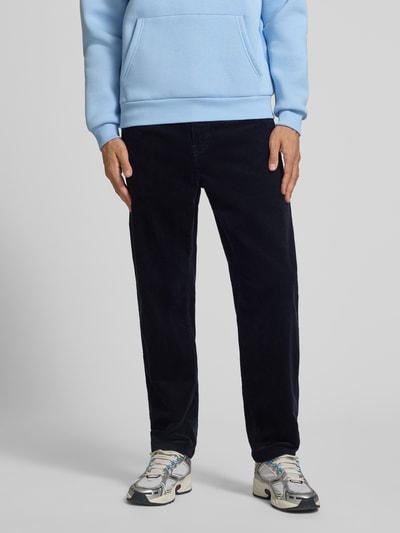 Männermodel trägt Straight Fit Hose aus reiner Baumwolle in Cord-Optik von Carhartt Work In Progress, tiefschwarz, 5-Pocket-Design, Ganzkörperansicht von vorne.
