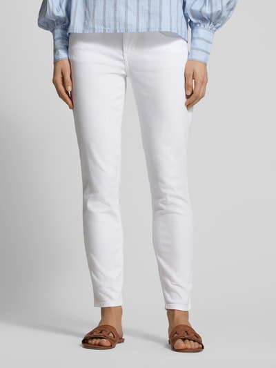 Kobiece modelka nosi Slim Fit Jeans mit Eingrifftaschen Modell 'SHAKIRA' von Brax w białym kolorze, bawełna z lyocellem, krój slim fit, szerokość w rozmiarze 36: 37 cm, długość wewnętrzna nogawki 70 cm, widok całej sylwetki z przodu.