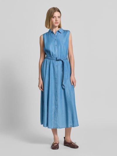 Frauenmodel trägt Hemdblusenkleid mit Bindegürtel Modell 'LIV' von Soyaconcept aus Reine Baumwolle, Taillierter Schnitt, Midikleid, Knopfleiste, Hemdblusenkragen, hellblau, glatte Textur, Ganzkörperansicht von vorne.