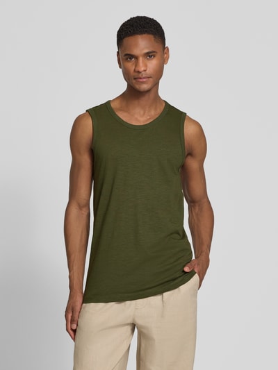 Männermodel trägt Regular Fit Tank Top aus reiner Baumwolle von s.Oliver RED LABEL in Oliv, Optik: Unifarben, Label Print, Materialverarbeitung: Flammgarn, Ganzkörperansicht von vorne.