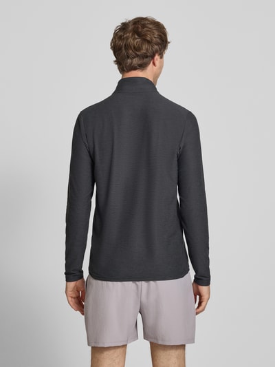 Mężczyznamodel nosi Regular Fit Sweatshirt mit Troyer-Kragen od New Balance, elastyczna mieszanka materiałów, nadruk z logo, Długość tyłu w rozmiarze M: 69 cm, Ganzkörperansicht Rückansicht.