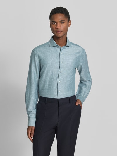 Männermodel trägt Regular Fit Business-Hemd mit Kentkragen von ETERNA im Baumwoll-Leinen-Mix, hellblau meliert, Knopfleiste, Sportmanschetten, Ganzkörperansicht von vorne. Rückenlänge 78 cm, Schulterbreite 50 cm, Ärmellänge 66 cm bei Größe 40.