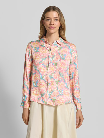Modelka nosi Regular Fit Bluse aus Viskose im Allover-Look von Rich & Royal, pastelowe kolory, krój regular fit, czysta wiskoza, z kołnierzykiem koszulowym i listwą guzikową, całkowita długość 64 cm, długość rękawa 49 cm, widok całej sylwetki z przodu.