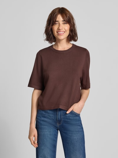 Frauenmodel trägt Boxy Fit Strickshirt aus Viskose-Mix Modell 'VMSILJE' von VERO MODA in Braun, glatte Oberfläche, Ganzkörperansicht von vorne. Damen Strickshirt.