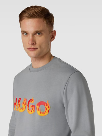 HUGO Sweatshirt mit Label-Print Modell 'Ditmo' Stein 3