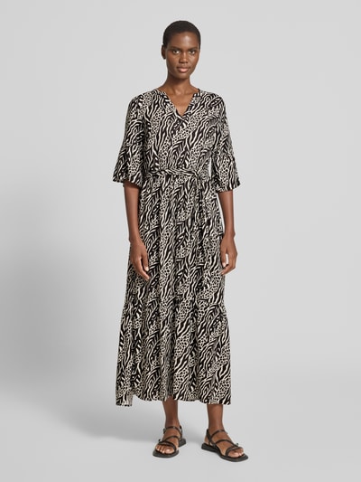 Frauenmodel trägt Midikleid aus Viskose mit Tunikakragen Modell 'JOELLA' von B.Young, taillierter Schnitt, 3/4-Arm, Bindegürtel, schwarz-weiß gemustert, Ganzkörperansicht von vorne.