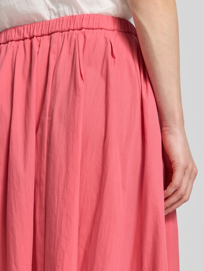 Vrouwenmodel draagt Midirok met gelegde plooien van ROBE LÉGÈRE, katoenmix, A-lijn, gedeeltelijk elastische band, detailopname heup.