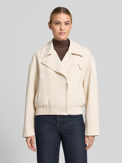 Frauenmodel trägt Regular Fit Jacke mit Viskose-Anteil Modell 'Najoma' von someday, cremefarben, Reverskragen, elastischer Bund, glatte Textur, Ganzkörperansicht von vorne.