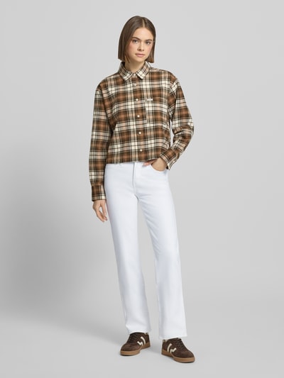 Frauenmodel trägt Levi's® 300 Jeans mit 5-Pocket-Design aus weißem Material-Mix mit Stretch-Anteil, Gerader-Schnitt, Ganzkörperansicht von vorne.