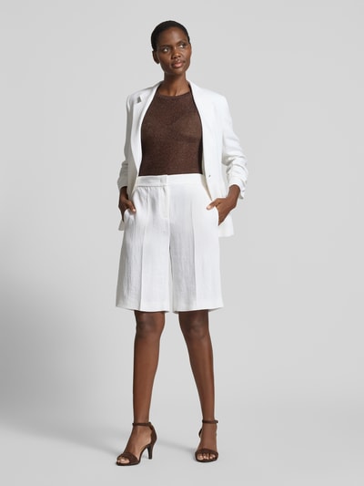Frauenmodel trägt Regular Fit Bermudas aus Leinen-Viskose-Mix Modell 'TIANALA' von BOSS, Melange-Optik, Twill, Ganzkörperansicht von vorne.