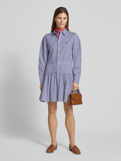 Frauenmodel trägt Tailliertes Blusenkleid aus reiner Baumwolle von Polo Ralph Lauren, blau-weiß gestreift, Mini-Länge, Popeline, Ganzkörperansicht von vorne.
