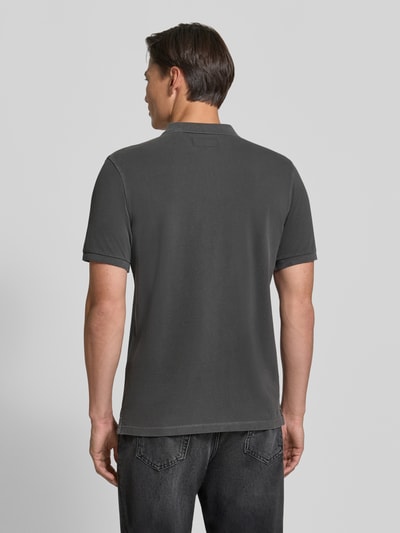 Männermodel trägt koszulkę polo aus bawełny od MARC O’POLO DENIM, prosty krój, pika, kołnierzyk polo, listwa guzikowa, logo, długość tyłu w rozmiarze M: 69 cm, widok całej sylwetki z tyłu