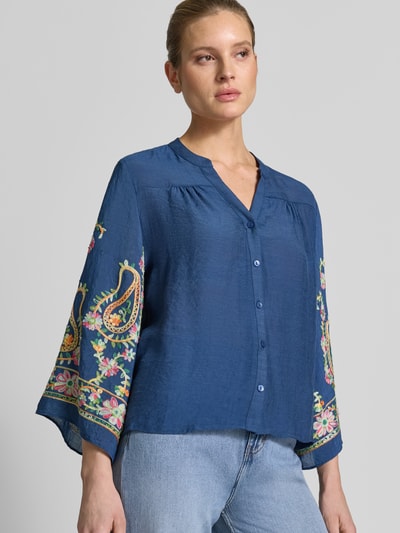 Frauenmodel trägt Regular Fit Bluse aus Viskose-Mix mit Stitchings von Apricot, blaue Farbe, bunte Paisley-Stickereien, V-Ausschnitt, Damen Bluse, Nahaufnahme Oberkörper
