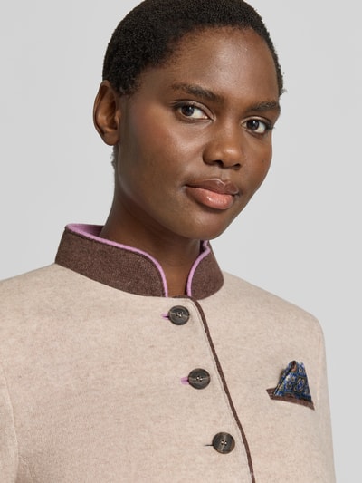 Vrouwenmodel draagt blazer uit wolmix met pochet van White Label, getailleerd model, opstaande kraag, knoopsluiting, Nahaufnahme Oberkörper