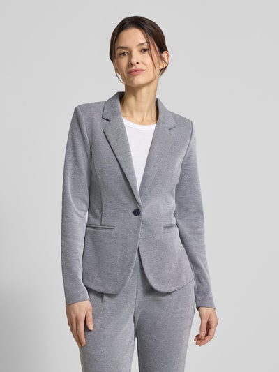 Frauenmodel trägt Regular Fit Blazer mit Reverskragen Modell 'Kate' von ICHI aus Baumwoll-Mix mit Paspeltaschen und Knopfverschluss, Nahaufnahme Oberkörper. Rückenlänge bei Größe S: 57 cm, Brustweite: 42 cm, Ärmellänge: 62 cm.