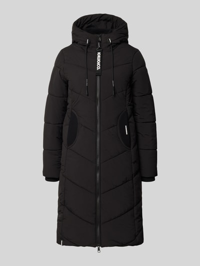 Produktfoto, schwarze Steppjacke mit Kapuze, Zweiwege-Reißverschluss, Modell 'ARIBAY7' von khujo, glatte Oberfläche, schlanker Schnitt