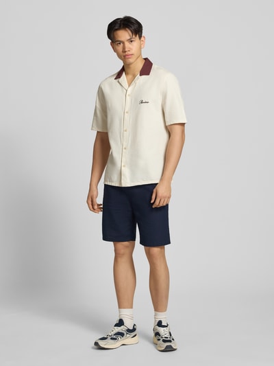 Männermodel trägt Straight Fit Shorts mit Gesäßtasche von REVIEW, Reine Baumwolle, Leinen-Optik, Dunkelblau, Ganzkörperansicht von vorne.