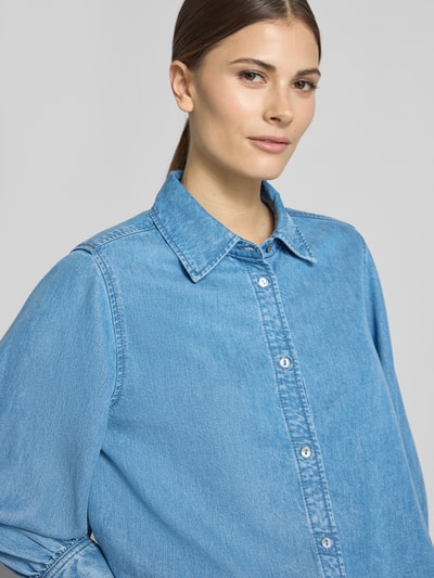 Frauenmodel trägt Regular Fit Hemdbluse aus reinem Lyocell in Denim-Optik von Lanius, langärmelig mit Hemdblusenkragen, Nahaufnahme Oberkörper.