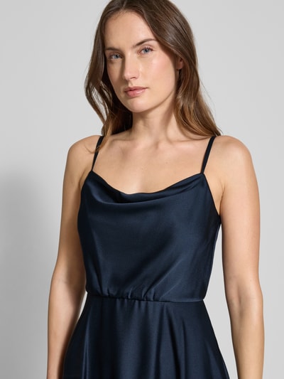 Modelka nosi Cocktailkleid mit Wasserfall-Ausschnitt von Jake*s Cocktail, satyna, dopasowany krój, granatowy kolor, szerokość w rozmiarze 36: 32 cm, długość tyłu: 90 cm, zamek z tyłu, na ramiączkach, widok z przodu, zbliżenie na górę sylwetki.