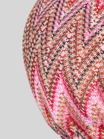 Frauenmodel trägt Bikini-Oberteil mit Allover-Muster von Pieces, Optik:Allover-Muster, Trägerform: Neckholder, ohne Bügel, vorgeformt, gefüttert, herausnehmbar, Verschluss: Schnürung, Detailaufnahme.