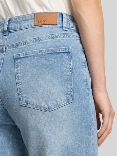 Frauenmodel trägt Barrel Fit Jeans mit Eingrifftaschen von Zero im Used-Look aus Baumwoll-Elasthan-Mix, Nahaufnahme Rückansicht.
