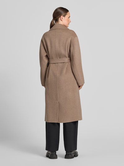 Frauenmodel trägt Mantel aus Wolle mit Bindegürtel von Milano Italy in Braun, Reverskragen, Regular Fit, aufgesetzte Taschen, Ganzkörperansicht Rückansicht.