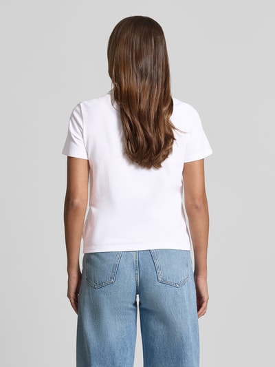 Modelka prezentuje Regular Fit Poloshirt aus Baumwoll-Mix von s.Oliver RED LABEL, biała jednolita faktura, krój regular fit, krótki rękaw, bawełniany pikowany materiał, widok całej sylwetki od tyłu.