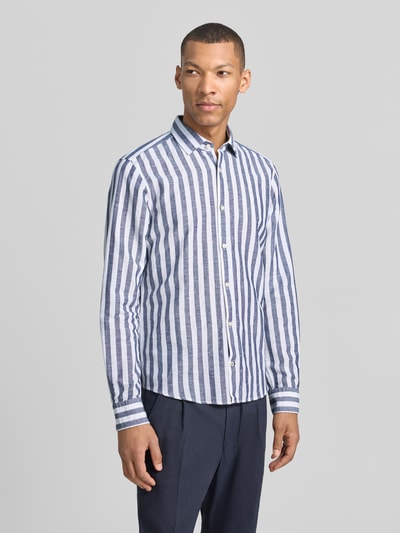 Männermodel trägt Slim Fit Business-Hemd mit Kentkragen Modell 'Pit' von JOOP! Collection, Blau-Weiß, Baumwoll-Leinen-Mix, Ganzkörperansicht von vorne