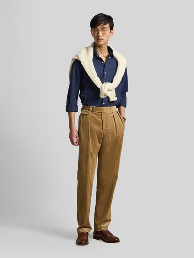 Männermodel trägt Custom Fit Freizeithemd aus reiner Baumwolle von Polo Ralph Lauren in Dunkelblau, beige Hose, Ganzkörperansicht von vorne. Herren Freizeithemd von Polo Ralph Lauren.