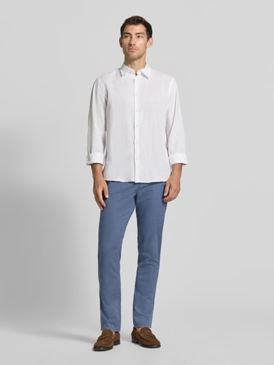 Männermodel trägt Kleingemusterte Hose mit Gesäßtaschen von MCNEAL in Blau, Slim Fit, aus Baumwoll-Elasthan-Mix, Ganzkörperansicht von vorne.