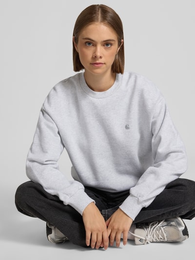 Vrouwenmodel draagt lichtgrijze sweatshirt uit puur katoen Model 'Casey' van Carhartt Work In Progress, losse pasvorm, ribboorden, Nahaufnahme Oberkörper.