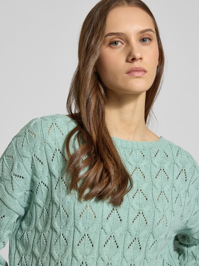 Frauenmodel trägt Relaxed Fit Pullover aus Baumwoll-Mix Modell 'BRYNN' von ONLY, Optik: Unifarben, Strickstruktur, Nahaufnahme Oberkörper.