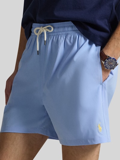 Männermodel trägt Badeshorts mit Logo-Stitching Modell 'TRAVELER' von Polo Ralph Lauren Underwear, Optik: Unifarben, seitliche Eingrifftaschen, Gesäßtasche, Tunnelzug, Bundabschluss: elastisch, Nahaufnahme Oberkörper.