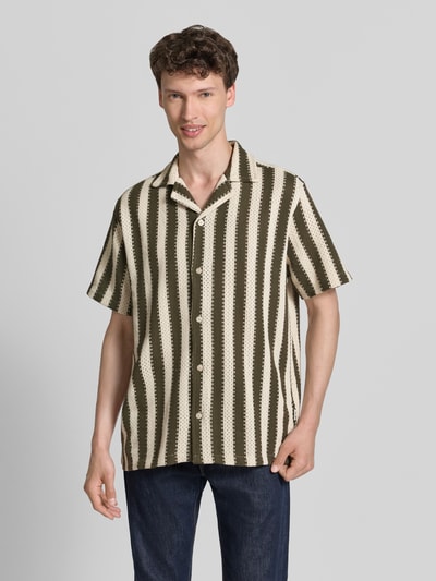 Männermodel trägt Modern Fit Freizeithemd mit Reverskragen von Lindbergh, Material-Mix mit Viskose-Anteil, beige-oliv gestreift, Knopfleiste, Ganzkörperansicht von vorne.