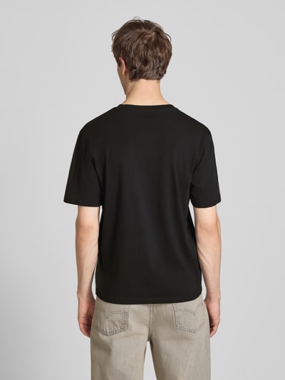 Männermodel trägt Herren T-Shirt mit Label-Print Modell 'INDIANA' von Jack & Jones in Schwarz, Reine Baumwolle, Regular-Fit, Rückansicht.