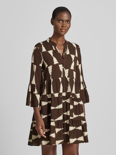 Frauenmodel trägt Minikleid aus Viskose mit 3/4-Arm Modell 'Me44lody' von ZABAIONE, Allover-Look, A-Linie, V-Ausschnitt, Braun-Beige, Nahaufnahme Oberkörper. Rückenlänge bei Größe S: 88 cm, Brustweite: 50 cm, Ärmellänge: 52 cm.