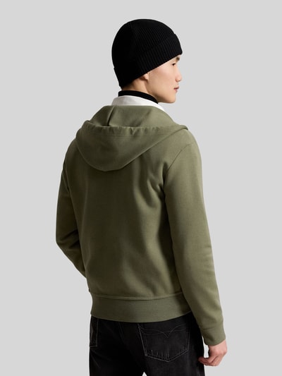 Männermodel trägt regular fit sweatjack van katoenmix van Polo Ralph Lauren in olijfgroen, Heren, Ganzkörperansicht Rückansicht.
