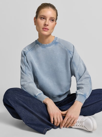 Vrouwenmodel draagt Sweatshirt mit Rundhalsausschnitt Modell 'KOLIJA' van Drykorn van pure katoen in regular fit, lichtblauw met zichtbare stiknaden, voorkant volledige lichaamsopname.