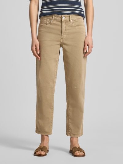 Frauenmodel trägt Relaxed Fit Jeans Modell 'Melly' von OPUS PANTS, beigefarbener Baumwoll-Mix mit Stretch-Anteil, Eingrifftaschen, Ganzkörperansicht von vorne. Bundweite bei Größe 36/28: 41 cm, Innenbeinlänge: 71 cm.