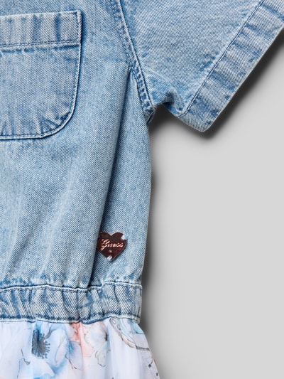Mädchen trägt Knielanges Kleid mit Knopfleiste von Guess in Denim-Optik, Reine Baumwolle, Label-Detail, Nahaufnahme Oberkörper.