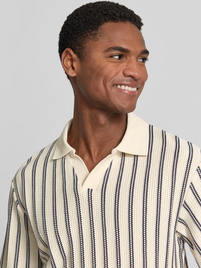 Männermodel trägt Regular Fit Poloshirt mit V-Ausschnitt Modell 'HARRY' von Jack & Jones Premium, Baumwoll-Mix mit Viskose-Anteil, Allover-Look, Nahaufnahme Oberkörper.