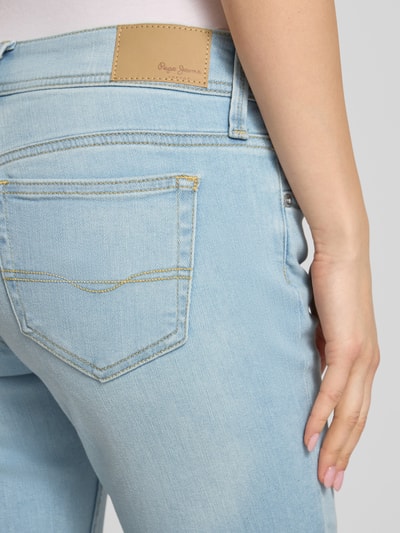 Frauenmodel trägt Regular Fit Bootcut Jeans aus Baumwoll-Mix Modell 'PIMLICO' von Pepe Jeans, Denim-Optik, Label-Patch, Detailaufnahme Rücken