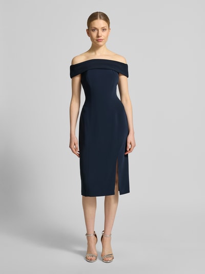 Frauenmodel trägt eng anliegendes Cocktailkleid mit Carmen-Ausschnitt Modell 'WOVEN-BODYCON-DRESSES' von Lauren Ralph Lauren in Dunkelblau, knielang, unifarben mit Spaghettiträgern, ganzkörperansicht von vorne.