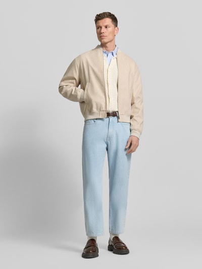 Männermodel trägt Strickjacke mit Knopfleiste von JAKE*S STUDIO MEN, Regular-Fit, Kentkragen, gerippte Abschlüsse, Ganzekörperansicht von vorne.