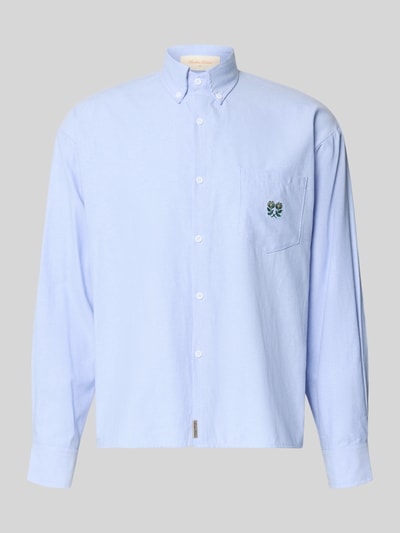 Produktfoto, Regular Fit Freizeithemd mit Motiv-Stitching von ANOTHER COTTON LAB, bawełniany mix, krój regular fit, model 'Everyday Pocket', kołnierzyk button-down, listwa guzikowa, kieszeń na piersi, haft z motywem, detal z logo, mankiety sportowe, długość tyłu w rozmiarze M: 71 cm, szerokość w rozmiarze M: 53 cm, długość rękawa w rozmiarze M: 62 cm, jasnoniebieski odcień, gładka struktura.