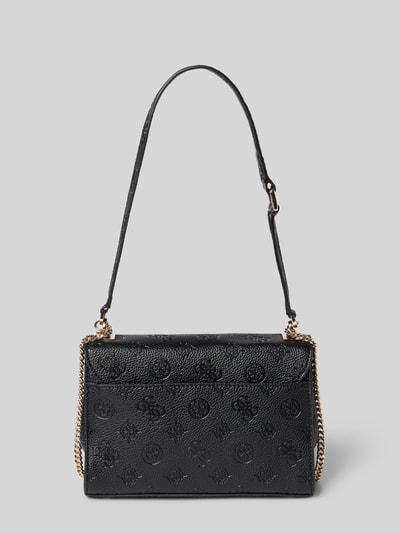 Produktfoto, schwarze Handtasche mit Label-Applikation Modell 'CRESIDIA II' von Guess, strukturierte Oberfläche, goldfarbener Schulterriemen, Hauptfach mit Überschlag und Magnetverschluss, Maße 23x17x8 cm, Länge Schulterriemen 108 cm